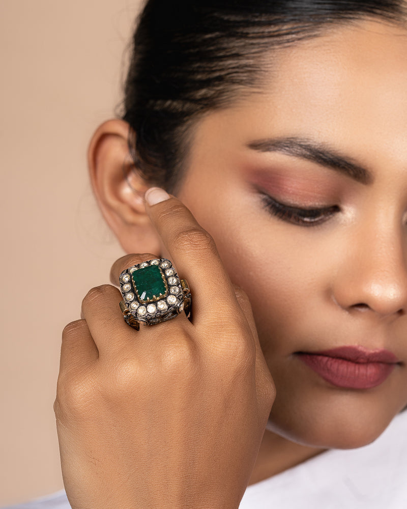 EMERALD STATEMENT RING IN 14KT GOLD WITH UNCUT DIAMONDS