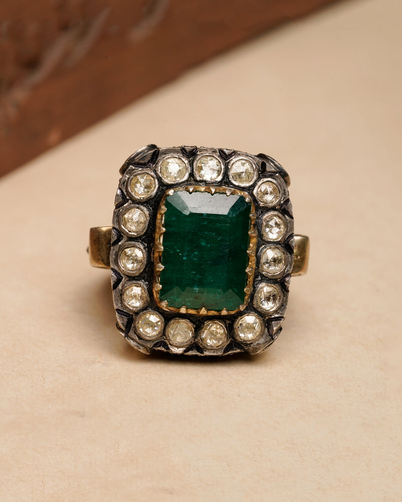 EMERALD STATEMENT RING IN 14KT GOLD WITH UNCUT DIAMONDS