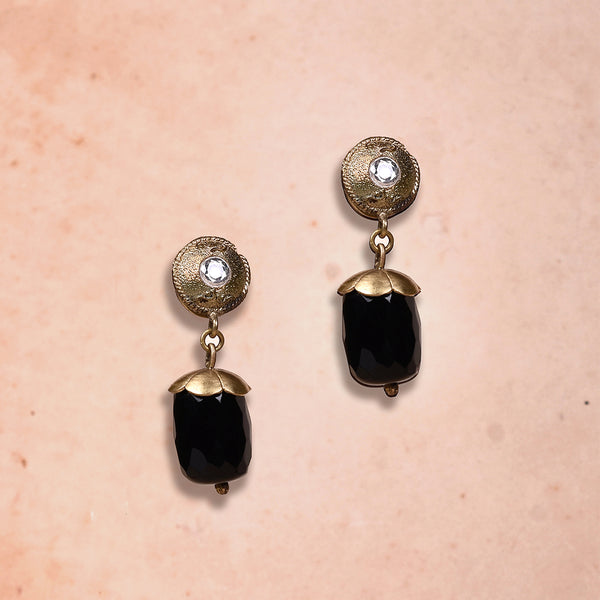 Golden earring with black onyx